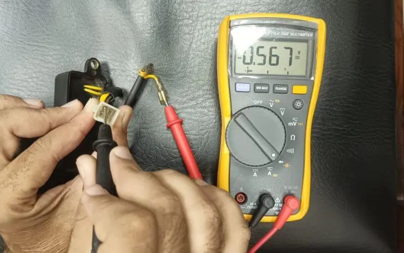 Testing the terminals of AVR with a multimeter